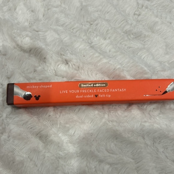 The Crème Shop Disney Dual-Ended Eyeliner/ Mickey Shaped Freckle Stamp Eye brown - Picture 5 of 7